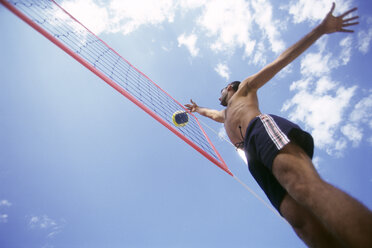 Junger Mann spielt Volleyball - HHF00051