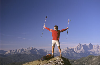 Österreich, Salzburger Land, Mann auf Berggipfel - HHF00044