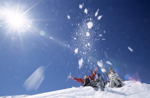 Drei Menschen haben Spaß im Schnee - HHF00042