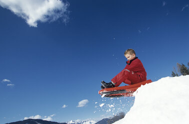 Boy on sledge - HHF00041