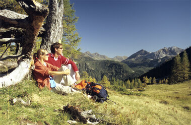 Couple having a break in the moutains - HHF00040