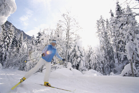Woman cross-country skiing - HHF00039