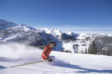 Frau beim Skifahren auf der Piste - HHF00013