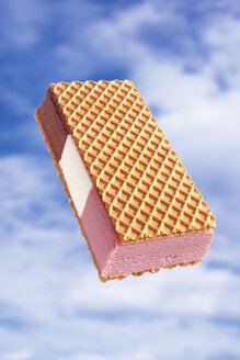 Ice cream in waffle, close-up - 01938CS-U