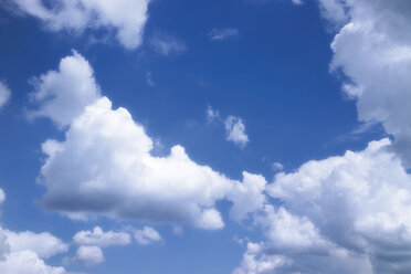 Wolken an einem blauen Himmel - 01824CS-U