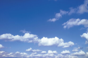 Wolken an einem blauen Himmel - 01805CS-U