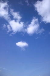 Wolken an einem blauen Himmel - 01774CS-U