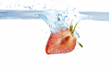 strawberry splashing into water - 01687CS-U