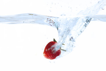 Strawberry splashing into water - 01658CS-U