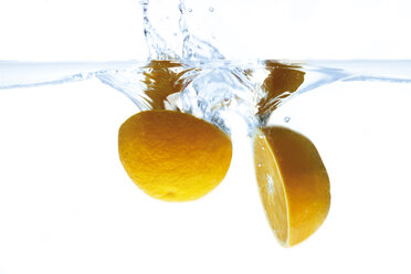 Oranges splashing into water - 01566CS-U