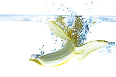 Pealed banana splashing into water - 01564CS-U