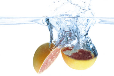 Grapefruit, die ins Wasser spritzt - 01555CS-U