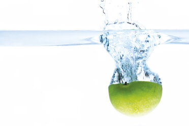 Green apple splashing into water - 01553CS-U