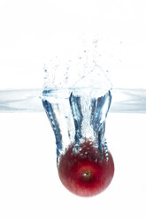 Apple splashing into water - 01548CS-U