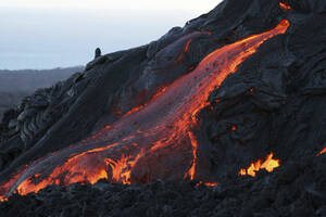hawaii - pahoehoe lava verlässt lavaröhre - RM00055