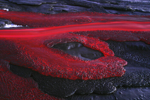Tansania, Soda-Lava vom Vulkan Ol Doinyo Lengai in der Abenddämmerung - RM00036