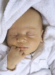 Neugeborener Junge (0-3 Monate) schlafend, Nahaufnahme - PEF00362