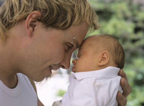 Junger Vater hält sein Baby, lizenzfreies Stockfoto