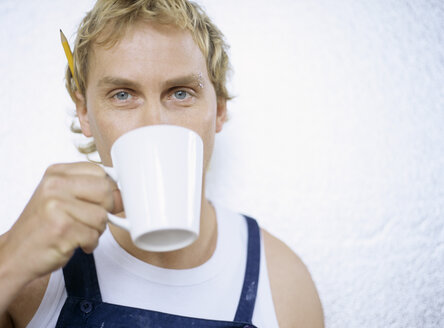 Junger Handwerker bei der Arbeit - PEF00349