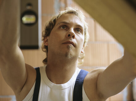 Junger Handwerker bei der Arbeit - PEF00343