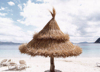 Sonnenschirm und Stühle am Strand - PE00128