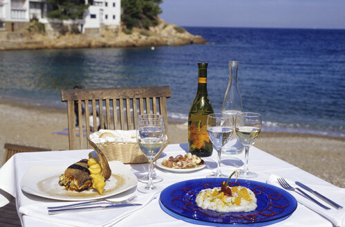 Spain, Catalonia, Costa Brava, table for two at sandy beach - MS01229