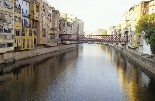 Kanal durch Dorf, Girona, riu Onyar, Pont de ferro Gustave Eiffel, Costa Brava, Katalonien, Spanien - MS01226