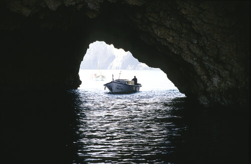 Fischerboot fährt durch eine Höhle im Wasser, l'Estartit, Costa Brava, Katalonien, Spanien - MS01208