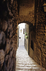 Narrow staircase to street, El Call, Jewish Quarter, Girona, Costa Brava, Catalonia, Spain - MS01200