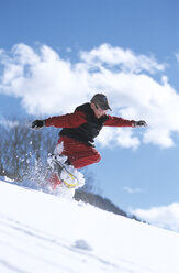 Junge beim Schneeschuhwandern in der Luft - HHF00002