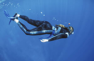 Weiblicher Taucher unter Wasser - GN00547
