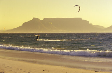 Südafrika, Kapstadt, Westkap, Bloubergstrand, Blick auf Tafelberg und Tafelbucht - 00946MS