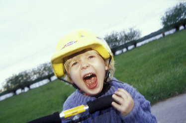 Junge (3-5) mit Fahrradhelm, schreiend, Nahaufnahme - 00811MS