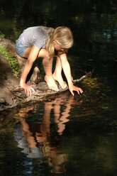 Mädchen spielt auf dem Wasser - 00459CR