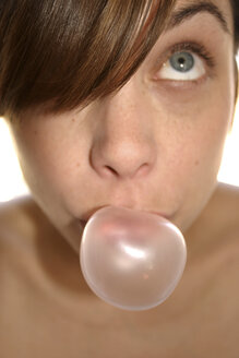 Woman doing chewing gum bubble - 00052MN