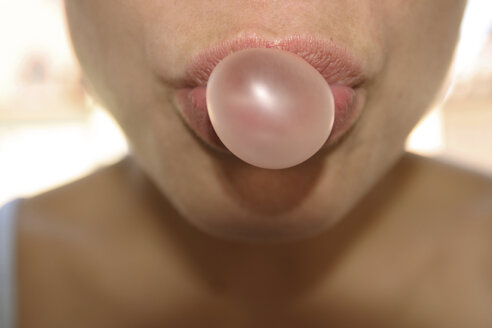 Woman doing chewing gum bubble - 00051MN