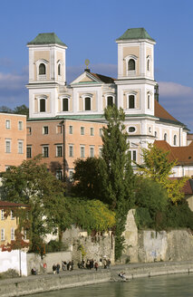 Germany, Bavaria, Studienkirche in Passau, in front of Danube river - HSF00955