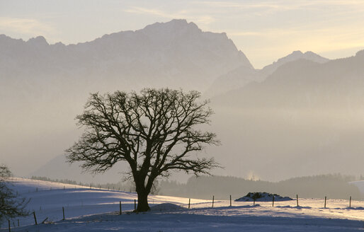 Deutschland, Bayern, Murnauer Land mit Zugspitze höchster Berg in Deutschland - HSF00953