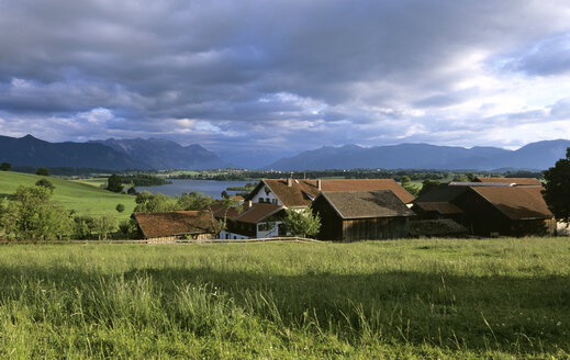 Germany, Bavaria, Murnau, Farm at lake Riegsee - HSF00950