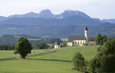 Deutschland, Bayern, Oberbayern, Wallfahrtskirche am Irschenberg - HSF00947