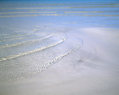 Sanfte Wellen am Sandstrand - MOF00055
