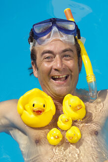 Mann schwimmt mit Gummi-Enten auf der Brust - 02167CS-U