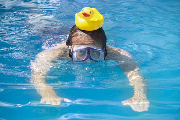 Man swimming with a rubber duck on his head - 02166CS-U
