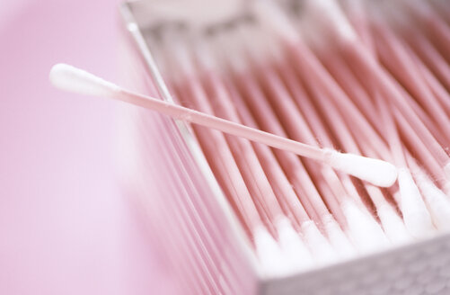 Cotton buds, close-up - 00424AS
