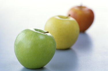 Apples in a line, close-up - 00224AS