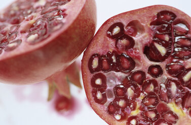 Pomegranate, cross-section, close-up - 00649AS