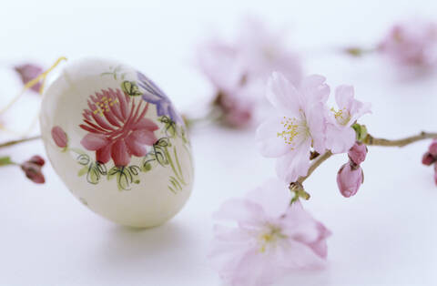 Blumenmalerei auf Ei, Ostertradition, Nahaufnahme, lizenzfreies Stockfoto