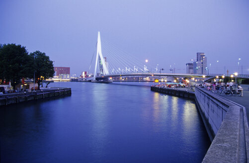 Vollmond über Rotterdam, Erasmusbrug, Zuid-Holland, Niederlande - MS01417