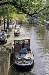 Gracht mit Booten in Amsterdam, Niederlande - MS01416