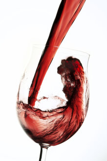 Einschenken von Rotwein in ein Weinglas - 02298CS-U